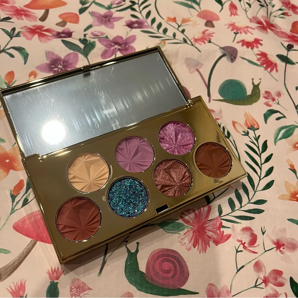 Gold Eyeshadow Palette with Bright and Neutral Colors